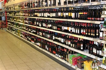 kaupluse riiul puuviljad köögiviljad mahedad