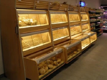 kaupluse riiul seinale kinnitatud vürtsid