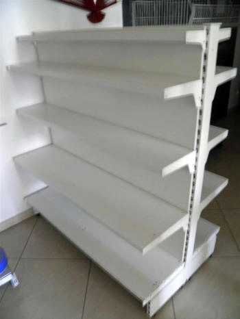 kaupluse riiul ehitusmaterjalid tööriistad