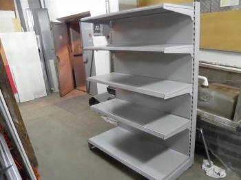 kaupluse riiul loomapood sööt